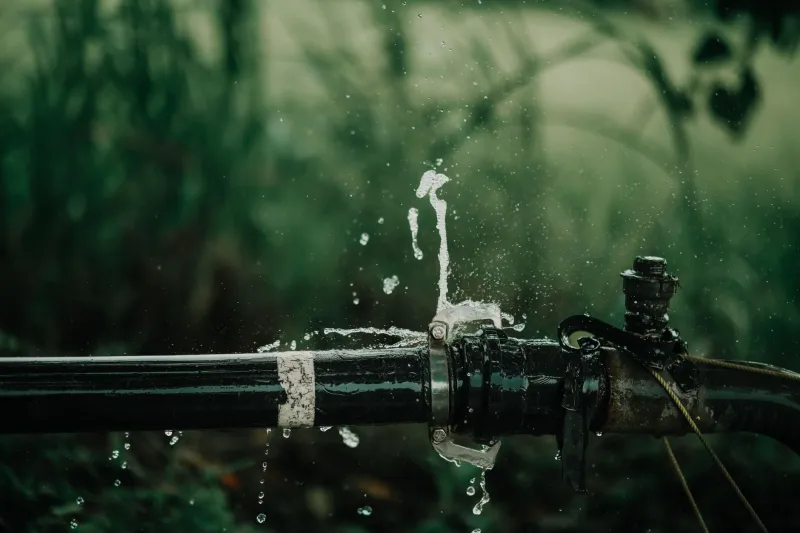 El misterio detrás de tu recibo del agua: cómo descubrir fugas invisibles antes de que arruinen tu bolsillo