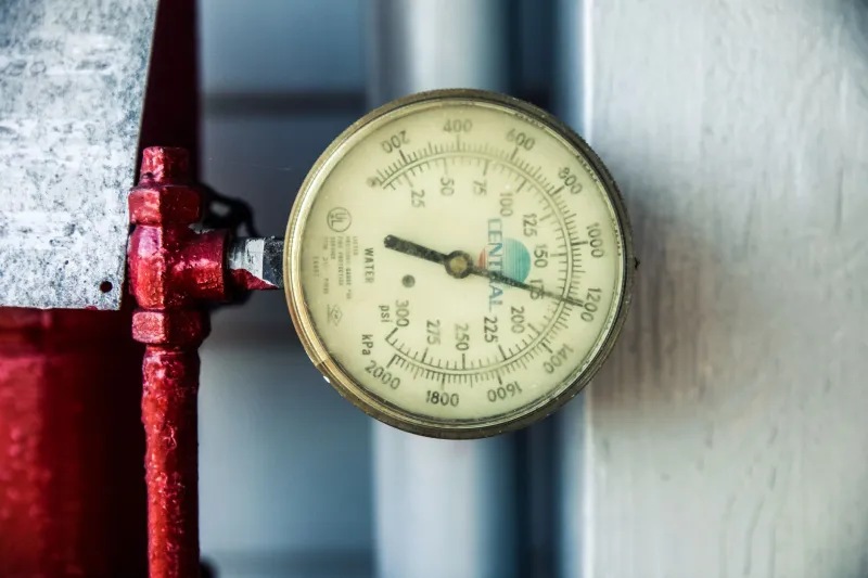 La presión del agua en casa: el factor silencioso que puede arruinar tu fontanería