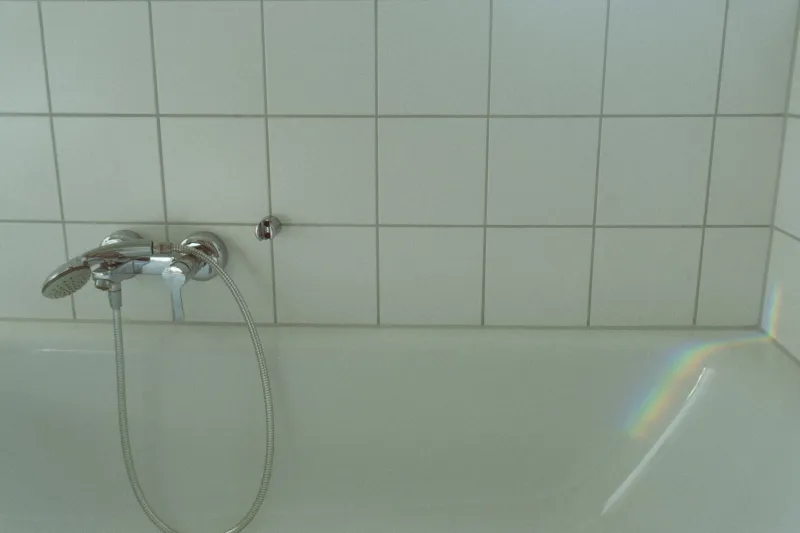 Tu baño habla: cinco síntomas que no debes ignorar para evitar una crisis de fontanería