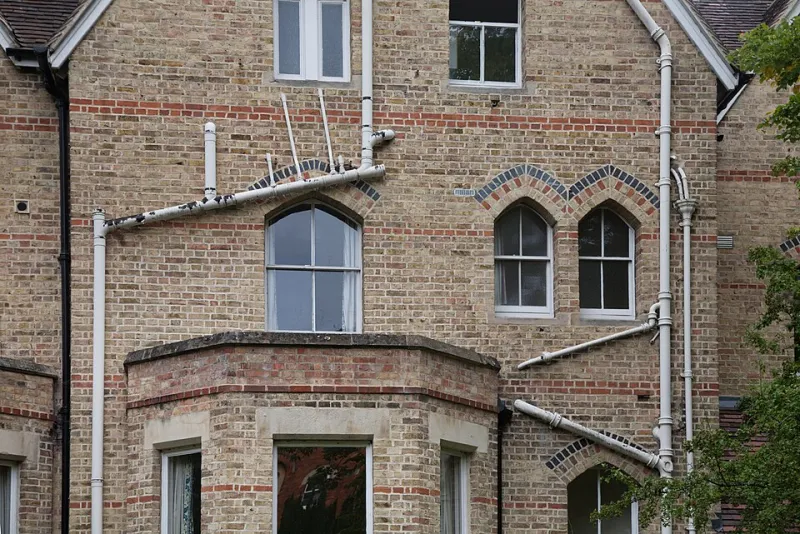 Viviendas con historia, tuberías con edad: cómo decidir entre reparar o renovar la instalación completa
